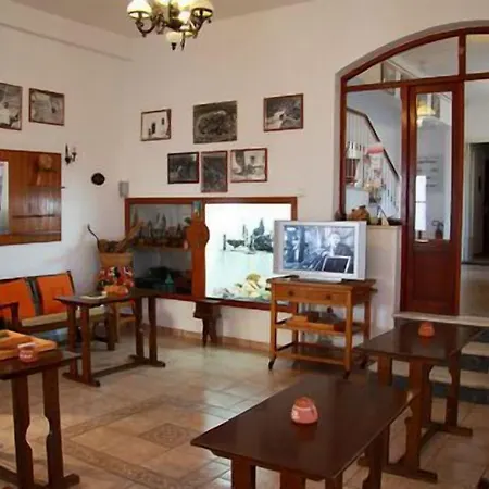 Artemon Hotel מלון 3*